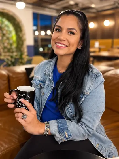 Angela Pacheco con una taza de café en un coworking