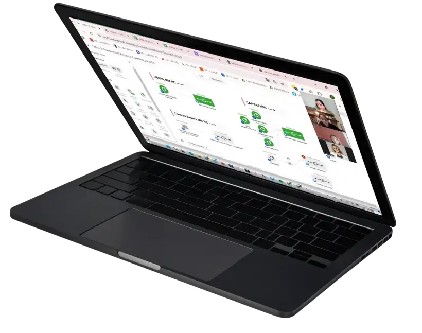 Laptop mostrando un curso de Elévate y Crece con diagramas de embudo